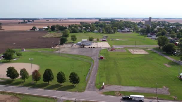 Vista Aérea Drone Campo Americano Campos Agrícolas Edifícios Rancho Tráfego — Vídeo de Stock