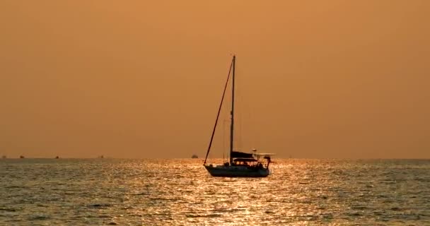 Beautiful Silhouette Yacht Orange Glowing Sunset Background Reflections Ocean Waters — Vídeo de Stock