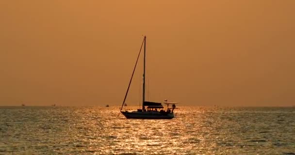 Silhouette Scenica Uno Yacht Con Cieli Arancioni Rosati Sull Orizzonte — Video Stock