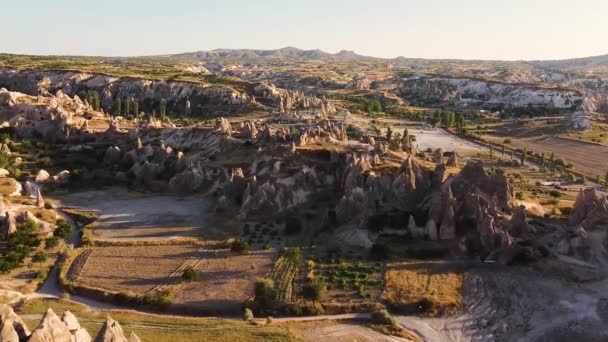 Tembakan Udara Mendekati Formasi Batuan Cappadocia Selama Jam Emas — Stok Video