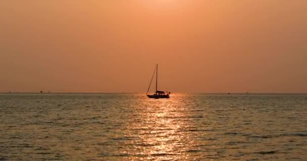 パタヤ近くのバンサレーでピンクとオレンジの空と地平線のヨットでタイの素晴らしい夕日 4Kで撮影された固定媒体 — ストック動画