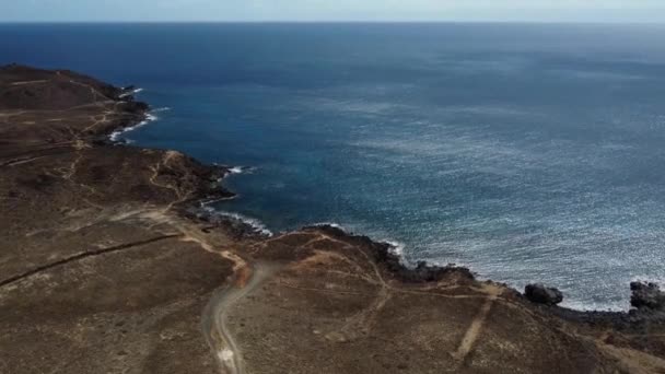 加那利群岛兰萨罗特岛岩石和山区海岸线的空中景观 — 图库视频影像