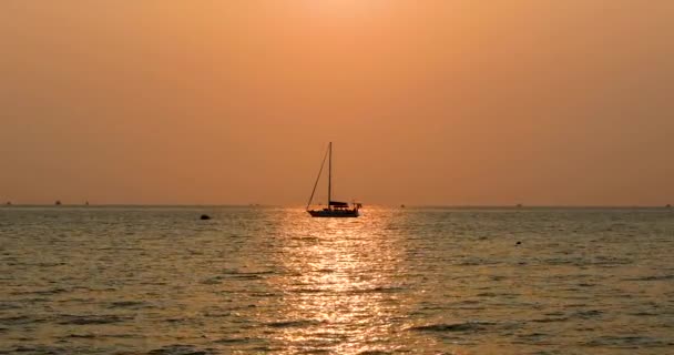 Calm Sunset Yacht Horizon Orange Pink Skies Ocean Horizon Bangsaray — ストック動画