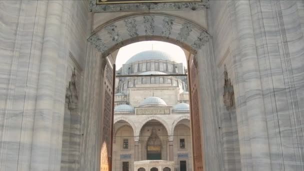 Paseando Por Entrada Mezquita Suleymaniye Majestuoso Edificio Arquitectónico Estambul — Vídeos de Stock