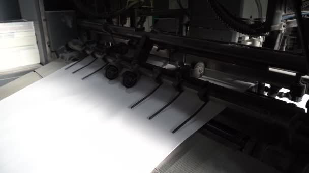 工場機構により移転される紙の板紙印刷機工場内の印刷機の本 — ストック動画