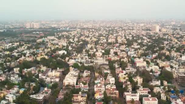 Flygfoto Byggnader Och Träd Indian City Täcka Med Förorenad Luft — Stockvideo