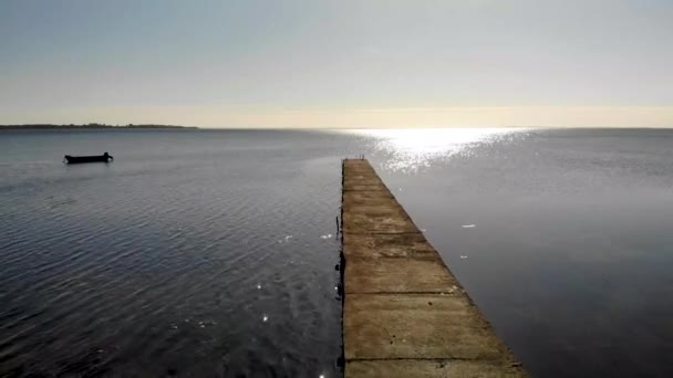 空の景色ニンビンで海のボート橋の上を飛んで太陽の方へバグ — ストック動画