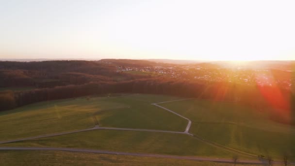 Ett Stort Vindkraftverk Nordrhein Westfalen Fantastisk Pulserande Solnedgång Aerial Fly — Stockvideo