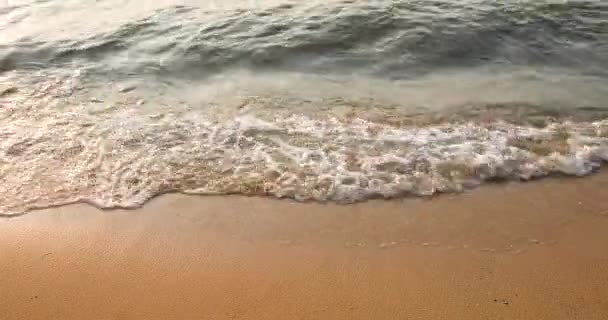 Ocean Waves Crash Sandy Beach Pattaya Thailand High Angle Stationary — ストック動画