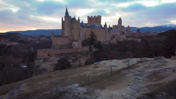 Aerial View Segovia Alcazar City Sunrise Winter Cold Morning Man — Video Stock