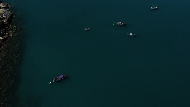 ベトナムの晴れた日に太平洋で働く漁船の空中トップダウンショット — ストック動画