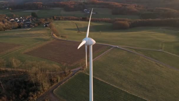 德国北莱茵威斯特法伦州冬季日落时的大型白色风力涡轮机 空中特写轨道拍摄 — 图库视频影像