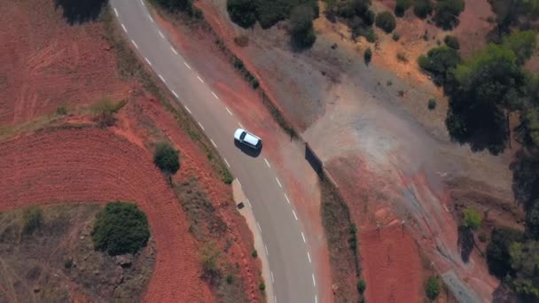 Rastreamento Carro Drone 60Mts Vista Alta Seguindo Estrada Montanha — Vídeo de Stock