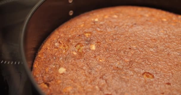 Freshly Baked Cake Baking Pan Close Slider Shot — Vídeos de Stock