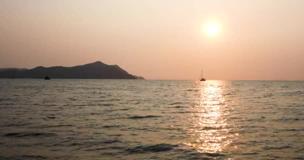 タイのパタヤ近くのバンサライのホライズンでヨットで穏やかな海の上の見事な夕日 4Kのワイドパノラマビューでロングショット — ストック動画