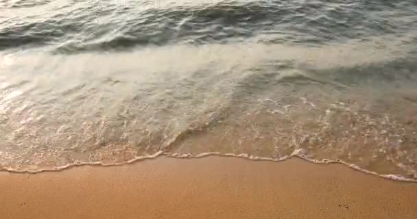 Ocean Waves Crash Sandy Beach Pattaya Thailand High Angle Stationary — Vídeos de Stock