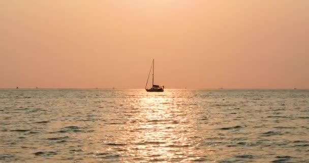 Yacht Sunset Reflection Center Frame Horizon Distance Stationary Medium Zoomed — ストック動画