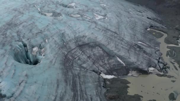 在火山旁边的有边缘和冰洞的空中飞越令人叹为观止的冰川 — 图库视频影像