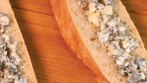 蓝色奶酪和面包小吃在木板上 从上往下宏观拍摄 — 图库视频影像