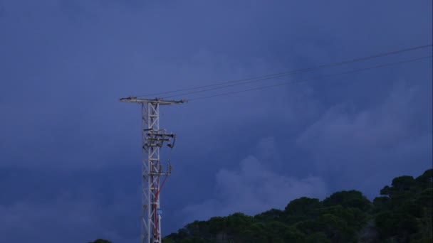 Wolkenlandschap Bij Zonsondergang Een Beboste Helling Met Een Elektrische Zendmast — Stockvideo