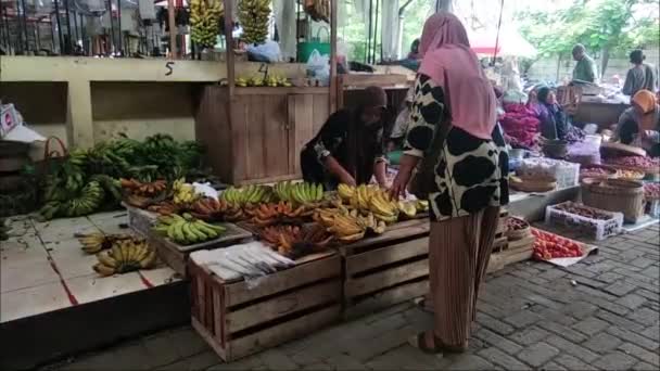 传统市场上的买卖双方交易 在当地市场购物 人民经济在基层的氛围 印度尼西亚中央警察局 2021年12月12日 — 图库视频影像