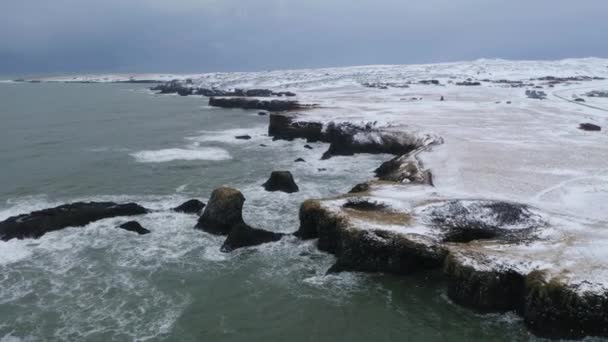 Aereo Drone Shot Che Mostra Costa Con Oceano Paesaggio Innevato — Video Stock