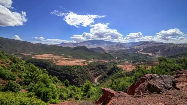 夏天白云在摩洛哥阿特拉斯山区蓝天上的时间流逝 在美丽的风景上俯瞰全景 — 图库视频影像