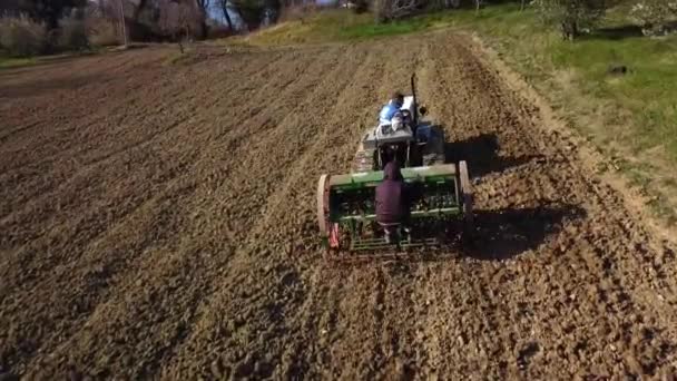 Personas Tractor Sembradora Trabajando Tierra Atardecer Tiro Aéreo — Vídeo de stock