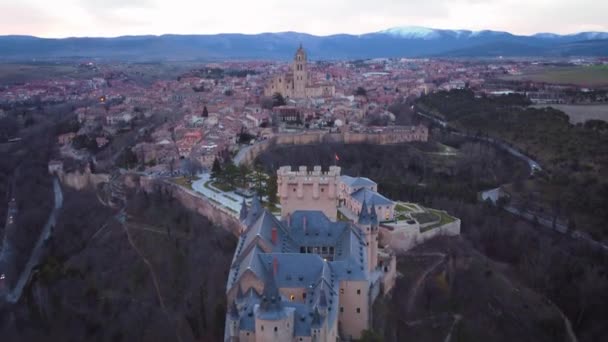 Tilt Revealing Aerial View Segovia Alcazar City Sunrise Winter Cold — Wideo stockowe