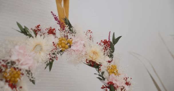 Close Shot Hand Hanging Wreath Flowers Wall Gimbal — Wideo stockowe