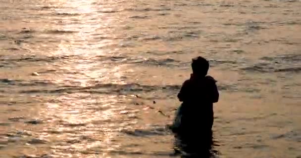 Silhouetted Woman Fishing Reflections Sunset Bangsaray Pattaya Thailand Stationary Zoomed — ストック動画