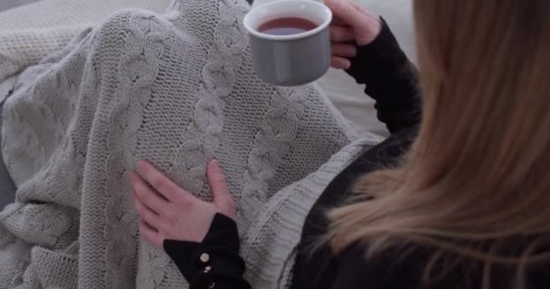 Γυναίκα Κουβέρτα Κάθεται Στον Καναπέ Πίνοντας Τσάι Gimbal Υψηλή Γωνία — Αρχείο Βίντεο