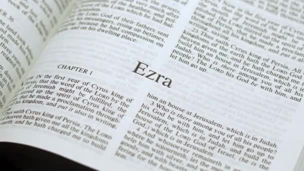 Bijbelpagina Het Boek Ezra — Stockvideo