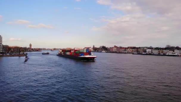 从多德雷赫特航拍到的沿着奥德马斯海峡航行的敬礼货船的航景 — 图库视频影像