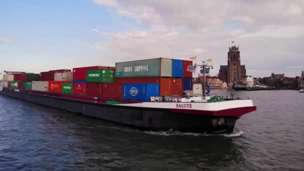 Εμπορευματοκιβώτια Που Μεταφέρουν Πλοίο Χαιρετισμό Πλοήγησης Κατά Μήκος Oude Maas — Αρχείο Βίντεο