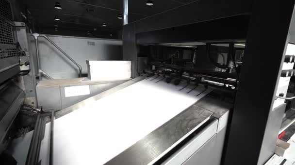 archy papíru v továrním mechanismu Tiskárna stroj tisk kniha v továrněTiskárna stroj tisk kniha v továrně