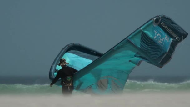 Kite Boarder Drakem Silném Větru Pláži — Stock video