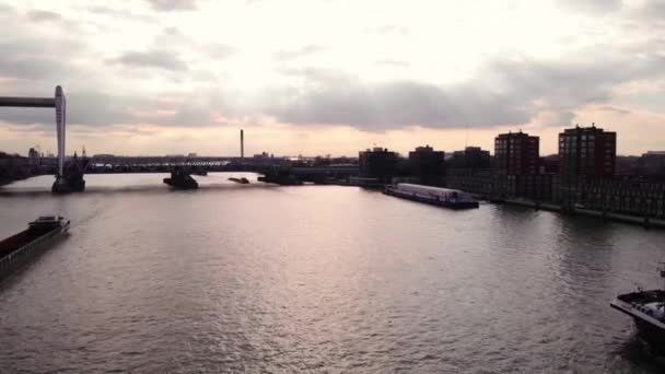 Воздушная Долли Над Ауде Грузом Салюта Приближается Железнодорожному Мосту Через — стоковое видео
