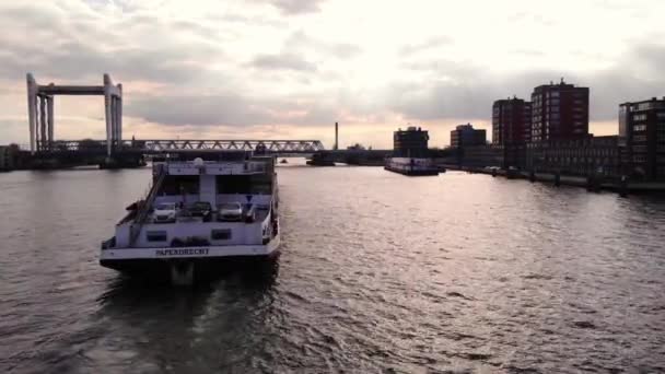 Воздушный Вид Стерна Салюта Контейнерный Корабль Приближается Спурбругскому Железнодорожному Мосту — стоковое видео