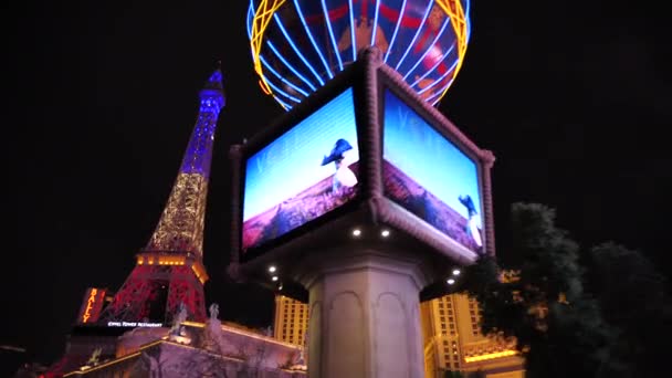 巴黎酒店和赌场在夜间 拉斯维加斯美国 复制埃菲尔铁塔 环球建筑在五彩斑斓的灯光下 — 图库视频影像