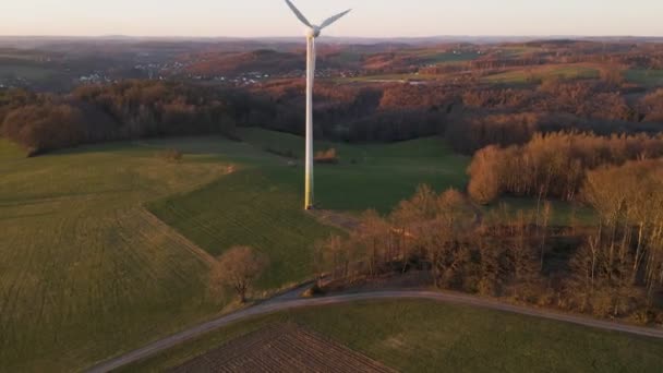 Vysoký Větrný Mlýn Rychle Otáčí Bujném Zeleném Poli Během Západu — Stock video