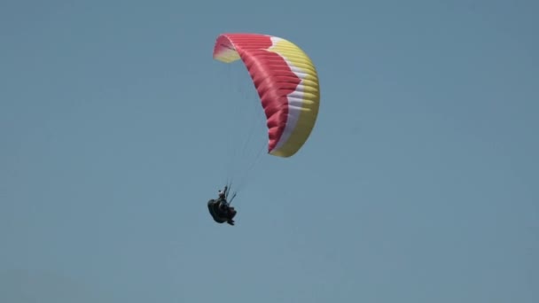 Parapente Vuelo Maniobras — Vídeo de stock