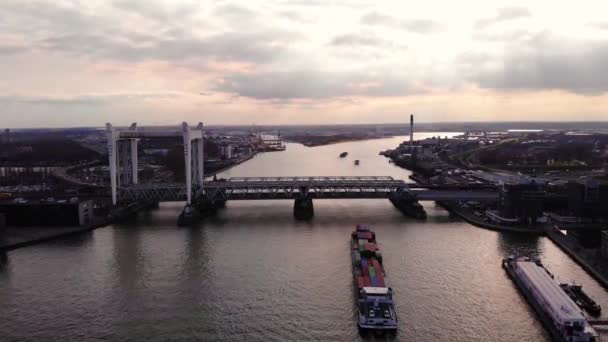 Luftaufnahme Vom Sonnenuntergang Der Eisenbahnbrücke Von Spoorbrug Über Der Oude — Stockvideo