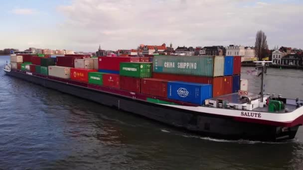 Cargo Container Carry Ship Salute Navigiert Entlang Der Oude Maas — Stockvideo