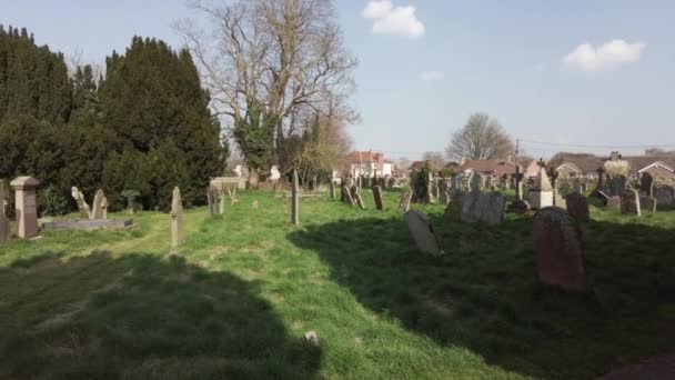 Blick Auf Einen Friedhof Neben Einer Englischen Historischen Steinkirche Schwenk — Stockvideo