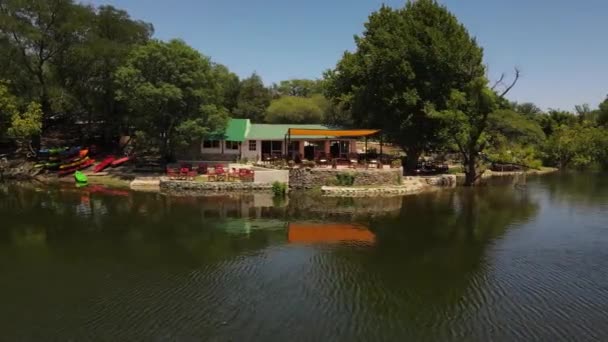 Luchtfoto Met Leeg Restaurant Aan Voorkant Van Rivier Tijdens Blauwe — Stockvideo