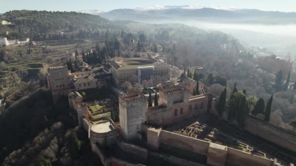 宏伟的伊斯兰建筑 Alhambra宫殿和要塞 格拉纳达 西班牙 全景空中前进 — 图库视频影像