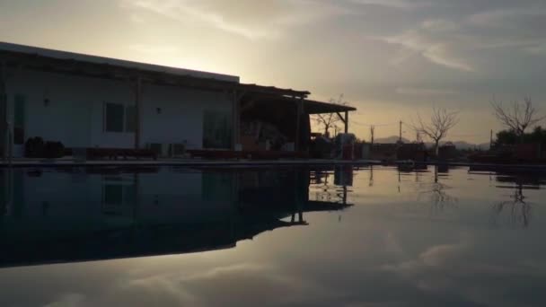 Reflexão Edifício Água Calma Piscina Durante Pôr Sol — Vídeo de Stock