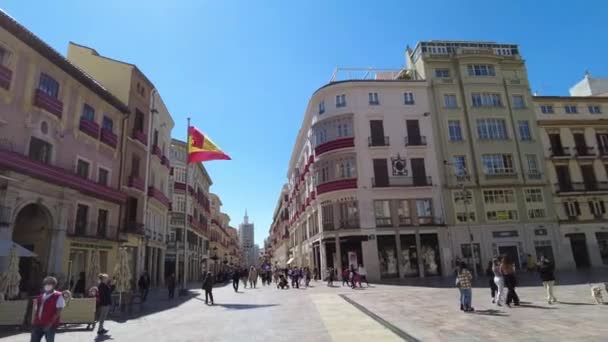 Люди Ходят Старой Площади Малаге Огромный Испанский Флаг Висит Флагштоке — стоковое видео