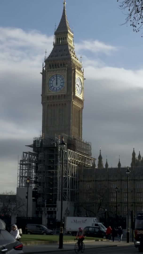 英国伦敦 一个从议会广场拍摄的美丽的大本钟塔的垂直录像 在修复工程完成后 该支架被从标志性的地标上移开 — 图库视频影像